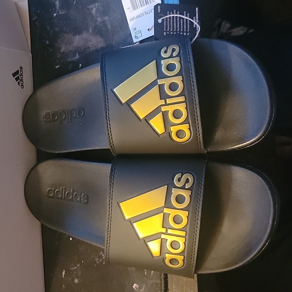 Adidas Adilette Comfort Slides Size 8 NWT - Picture 2 of 4